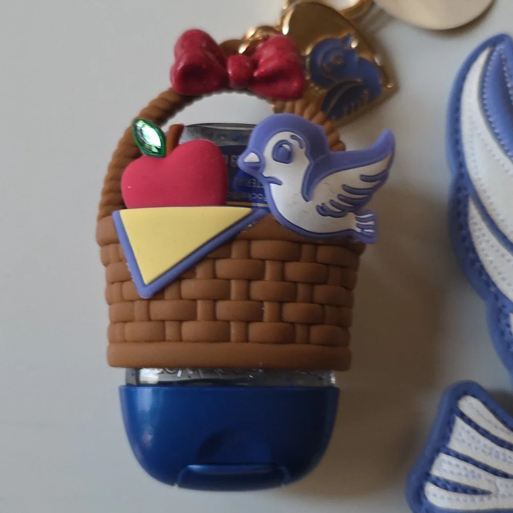 Bath & Body Works Disney SNOW WHITE Bag Charm‎ and Sanitizer Holder.